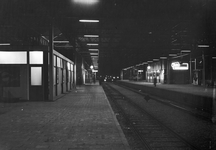 167381 Gezicht op de perrons van het N.S.-station Eindhoven te Eindhoven, bij avond.